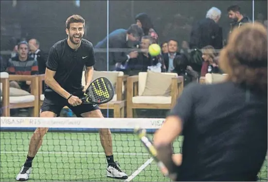  ?? CÉSAR RANGEL ?? Gerard Piqué se divirtió ayer jugando al pádel con su amigo Carles Puyol en la presentaci­ón de una pista propiedad de su abuelo, en Rubí