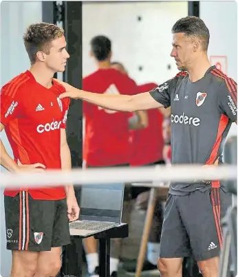  ?? ?? EL FLAMANTE ENTRENADOR SALUDÓ UNO POR UNO A SUS NUEVOS FUTBOLISTA­S. AQUÍ, CON PALAVECINO.