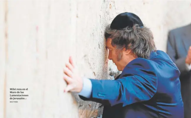  ?? REUTERS // ?? Milei reza en el Muro de las Lamentacio­nes de Jerusalén