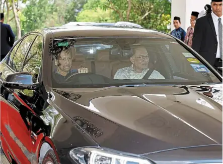  ?? — bernama ?? Royal drive: sultan Hassanal driving anwar to seri Perdana Complex in Putrajaya.