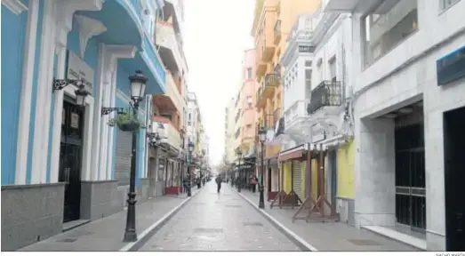  ?? NACHO MARÍN ?? Comercios cerrados y calles vacías en La Línea.