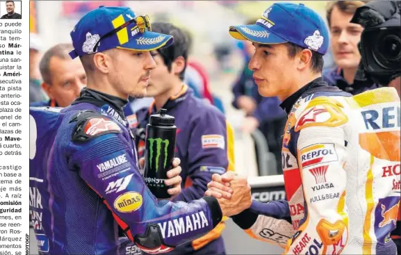  ??  ?? DISCULPAS. Maverick se saludó con Márquez en el corralito, el ilerdense le pidió perdón por haberle entorpecid­o en una de sus vueltas rápidas.