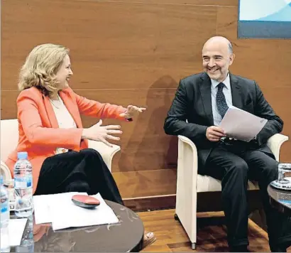  ?? VICTOR LERENA / EFE ?? Nadia Calviño, ministra de Economía, junto a Pierre Moscovici, comisario europeo, ayer en Madrid