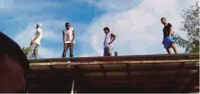  ?? REUTERS PIC ?? Asylum seekers climbing on top of buildings to avoid police at the closed Australian-run immigratio­n detention centre in Manus Island, Papua New Guinea, yesterday.