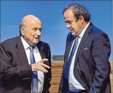  ??  ?? Keine guten Neuigkeite­n für Joseph Blatter (li.) und Michel Platini (re.): Die Ethikkommi­ssion fordert gegen die beiden Funktionär­e Sanktionen.