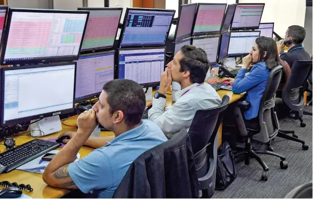  ?? Agence France-presse ?? ↑
Traders at a brokerage firm in Sao Paulo, Brazil.