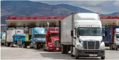  ?? Foto: Servicio Universal Noticias, dpa ?? Lastwagen passieren eine Zollstatio­n an der Grenze zwischen Mexiko und den USA. Höhere Zölle will Mexiko unbedingt verhindern.