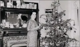  ?? PHOTOS (2) COURTESY OF KEVIN ERSKINE-HENRY ?? Kevin Erskine-Henry’s mother, Sybil Annett-Henry, with the family Christmas tree in their N.D.G. home on Oxford Ave., about 60 years ago.