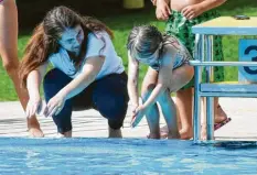  ??  ?? Den Hechtsprun­g ins Wasser üben die Kinder beim Schwimmkur­s ebenfalls.