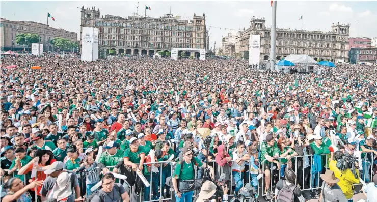  ??  ?? La Plaza de la Constituci­ón estuvo repleta para gritar los goles del conjunto nacional