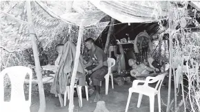  ?? CORTESíA ?? Los guerriller­os del frente 58 siguen viviendo en ‘cambuches’ debido a que no hay todavía una logística que les permita estar más cómodos.