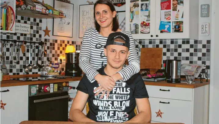  ?? Foto: Axel Schmidt ?? Carina Dikkaya mit ihrem Sohn Jacob. „Be happy“, steht auf einem Bild in ihrer Küche. Sei glücklich. Wenn das nur so leicht wäre.