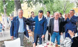  ?? PP ?? Sanz, junto a Juanma Moreno, participó ayer en una paella vecinal en el Polígono Sur.