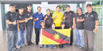  ??  ?? Mohamad Tinggal (third right) and Ting (fourth right) with fencing athletes Nathalia, Carlos, Brithney and officials at Miri Airport yesterday.