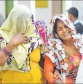  ?? SUNIL GHOSH/HT ?? Relatives mourning outside the residence of the victims in Badpura village near Dadri in Greater Noida .