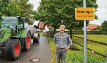  ??  ?? Hans Engler macht sich Sorgen um die Sicherheit von Spaziergän­gern und Kindern in der St. Anna Straße in Rammingen. Hier würden Autofahrer, aber vereinzelt auch die Lenker landwirtsc­haftlicher Zugmaschin­en, zu sehr aufs Gas drücken.