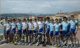  ??  ?? La section sportive et le Pôle espoirs du lycée Don-Bosco, en compagnie des entraîneur­s Olivier Presse et Ernesto Mendoza. Dans cette promotion , on y retrouve Maxime Urruty, Antoine Lavieu et Julien Trarieux. (DR)