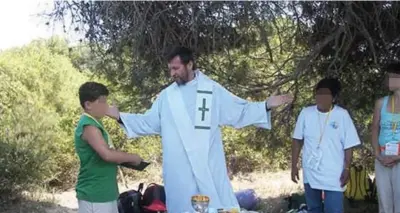  ??  ?? In Olanda Don Maurizio Pallù celebra messa con i fedeli della diocesi di Haarlem. I Paesi Bassi furono la sua prima destinazio­ne