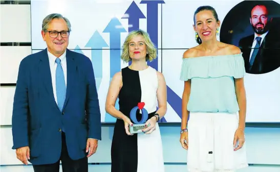  ?? ?? Henar L. Senovilla, directora de comunicaci­ón, RSC y asuntos públicos de Grupo Lactalis, posa con el premio durante la entrega de galardones