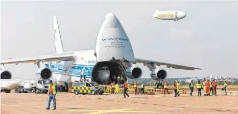  ?? FOTO: JULIAN PAWLOWSKI ?? Dagegen ist der Zeppelin NT ein Zwerg: die Antonow AN 124 mit der „Landshut“an Bord. Die Entladung wird vorbereite­t.