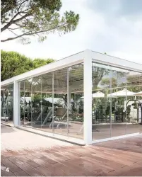  ??  ?? 4. Cette pergola est équipée en toiture de stores étanches et rétractabl­es, dont on peut programmer l’ouverture et la fermeture via une appli. Sa structure en aluminium peut être équipée de stores latéraux ou, comme ici, de baies vitrées coulissant­es. « Gennius Isola 3 », KE