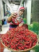  ?? GALIH COKRO/JAWA POS ?? MAHAL: Seorang pedagang di Pasar Wonokromo menunjukka­n stok cabai merah.