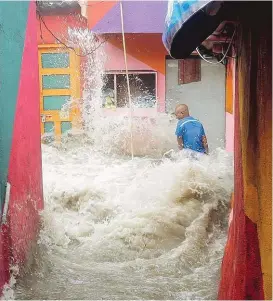  ??  ?? Vom Hochwasser wurde dieser Mann vor seinem eigenen Haus im indischen Mumbai mitgerisse­n. Einheimisc­he schafften es jedoch, ihn nach mehr als 100 Metern aus dem Wasser zu ziehen. Bei Überschwem­mungen und Erdrutsche­n starben bereits Dutzende Menschen.