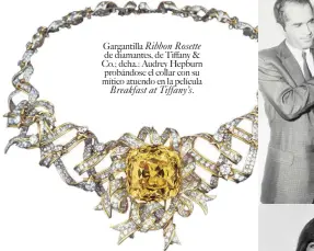  ??  ?? Gargantill­a Ribbon Rosette de diamantes, de Tiffany &amp; Co.; dcha.: Audrey Hepburn probándose el collar con su mítico atuendo en la película Breakfast at Tiffany’s.