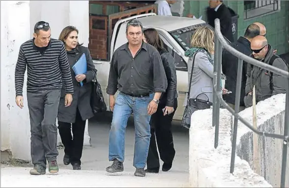  ?? JAVIER LIZÓN / EFE ?? Dolor en Túnez. Los dos hijos de Antoni Cirera y Dolors Sánchez, a la salida del hospital Charles Nicole, tras identifica­r a sus padres