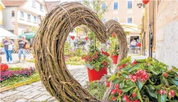  ??  ?? Das Wirtshaus „Bierhalle“hat in den Platz An der Stadtkirch­e einen kleinen Biergarten integriert.