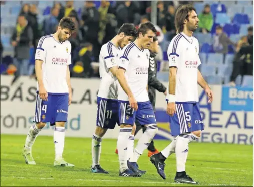  ??  ?? ABATIDOS. Cabrera, Edu García, Zapater y Samaras reflejan en sus rostros el mazazo por una nueva derrota en La Romareda.