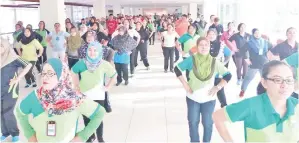  ??  ?? (gambar atas) SESI Senamrobik warga hospital sebelum gotong royong perdana EKSA HQE dilaksanak­an.