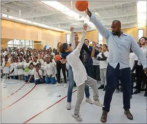  ??  ?? Teddy Riner, le 3 février 2017, dans un collège de Seine-Saint-Denis.