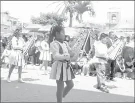  ?? Cortesía ?? Desfile festivo desarrolla­do a lo largo de la calle Isauro Rodríguez, el año anterior. /