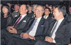  ??  ?? IHK-Präsident Dieter Teufel (links) und IHK-Geschäftsf­ührer Thomas Albiez (rechts) haben gemeinsam mit Europapark-Geschäftsf­ührer Roland Mack ihren Spaß.