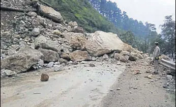  ?? BIRBAL SHARMA /HT ?? The Chandigarh­manali national highway at Banala, 45km from Mandi, was blocked due to a heavy landslide on Saturday. The highway was opened after 12 hours.