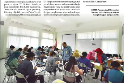  ??  ?? KETAT: Peserta UAS Universita­s Terbuka (UT) di Kampus B Unair mengikuti ujian dengan tertib.