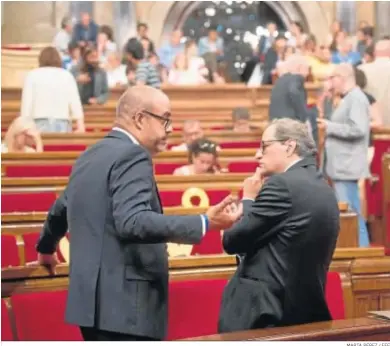  ?? MARTA PÉREZ / EFE ?? El ‘conseller’ de Interior, Miquel Buch, charla con el ‘president’ Quim Torra ayer antes de la suspensión del Pleno.