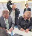  ?? FOTO: JENS CARSTEN ?? Baden-Württember­gs Umweltmini­ster Franz Unterstell­er und seine bayerische Amtskolleg­in Ulrike Scharf beim Signieren des Iller-Vertrags.