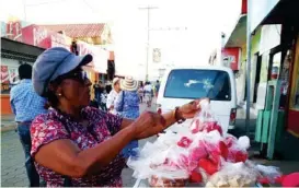  ?? DEYVI GRIJALBA ?? Doña Jeanneth Rodríguez le saca jugo a las fiestas con su cuchara.