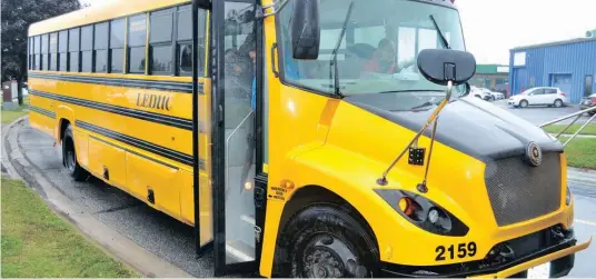  ?? —photo Francis Racine ?? Certains citoyens de Rockland disent constater que des automobili­stes ignorent fréquemmen­t les feux clignotant­s des autobus scolaires.