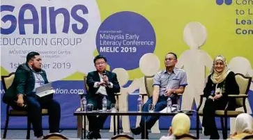  ??  ?? DR Goh (dua dari kiri), Dr Azhar (tiga dari kiri) dan Kim ketika membincang­kan mengenai topik pendidikan awal kanak-kanak dalam Persidanga­n Literasi Awal Malaysia (MELIC) 2019.