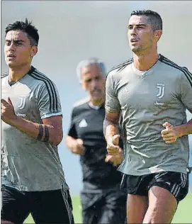  ?? FOTO: TWITTER JUVENTUS ?? Cristiano Ronaldo, junto a Dybala El portugués entrenó ayer ya en Turín