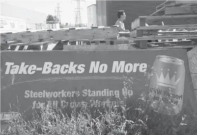  ?? TYLER ANDERSON / NATIONAL POST ?? Workers at Crown Metal rejected a contract nearly two years ago and have been picketing the U.S.-owned
Toronto can-maker since. On Sunday, they will see the company’s latest offer.