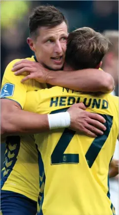  ?? FOTO: LARS POULSEN ?? Kamil Wilczek og Simon Hedlund stod for Brøndbys mål i derbyet.