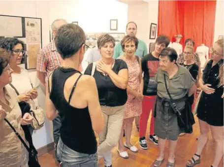  ?? Foto: Julen Azcona ?? Público asistente ayer a la apertura de la exposición ‘Una visión de la mujer del siglo XIX’.