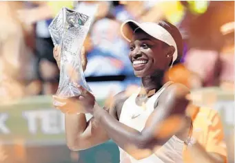  ?? LYNNE SLADKY/AP ?? Plantation native Sloane Stephens holds her trophy after defeating Jelena Ostapenko of Latvia in the women’s final of the Miami Open on Saturday in Key Biscayne. She was cheered on by a host of friends and family.