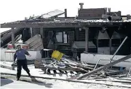  ??  ?? ▶▶ Un restaurant­e destrozado en el distrito luso de Leiria.