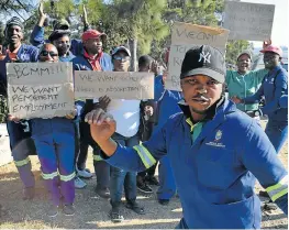  ?? Picture: TYLER RIDDIN ?? PAID LESS: BCM cemetery workers, demanding permanent employment, have threatened to not allow funerals to take place this coming weekend unless authoritie­s meet with them.