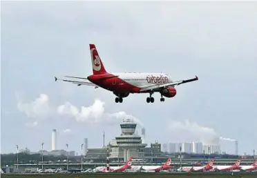  ??  ?? Ein Flugzeug von Air Berlin landet auf dem Flughafen Tegel. Im Hintergrun­d stehen Maschinen am Terminal C. Foto: dpa